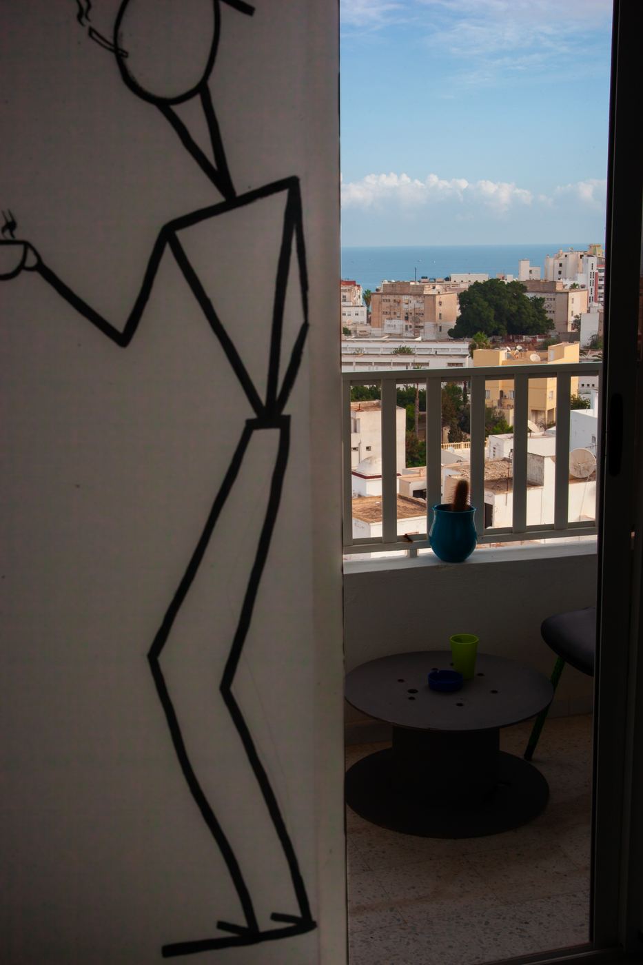 Balcon d'INCUB SPACE avec fresque dessinée, vue sur la mer