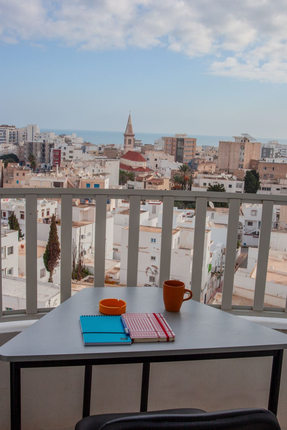 Table de travail sur la terrasse d'INCUB SPACE, vue sur Sousse