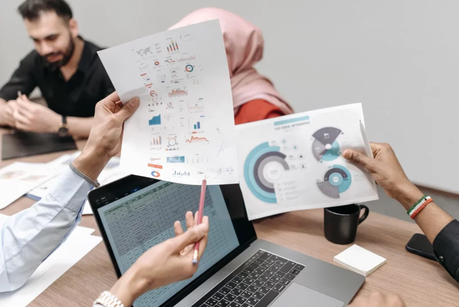 Réunion de travail sur des graphiques financiers et un prévisionnel