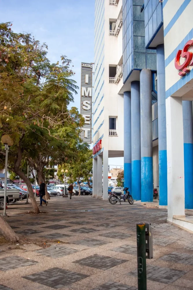 Entrée de l'immeuble où se trouve INCUB SPACE, avenue Léopold Senghor à Sousse