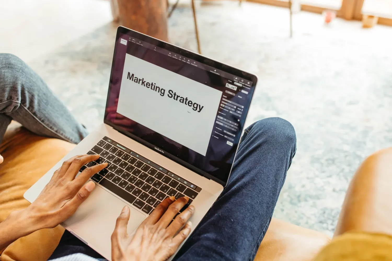 Ordinateur affichant une stratégie marketing en préparation