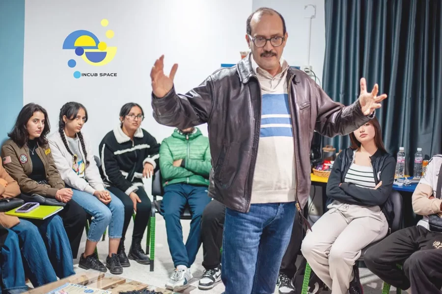 M. Doghman anime le workshop « L'acteur devant la caméra » devant de jeunes participants à Sousse